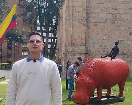 La obra "Resiliencia", del escultor antioqueño Camilo Acosta, fue trasladada  desde las afueras del Museo Nacional hacia su nuevo hogar temporal en el Pasaje frente al edificio Murillo Toro