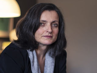 El prejuicio contra las mujeres empieza desde la infancia; cuando una niña destaca o demuestra liderazgo, el entorno suele castigar su libertad con etiquetas despectivas, empujándola a abandonar sus metas para encajar. Para las que resisten y avanzan, la barrera se convierte en goalpost moving: una discriminación sistemática que cambia las reglas del juego cada vez que logran un hito.