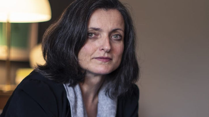 El prejuicio contra las mujeres empieza desde la infancia; cuando una niña destaca o demuestra liderazgo, el entorno suele castigar su libertad con etiquetas despectivas, empujándola a abandonar sus metas para encajar. Para las que resisten y avanzan, la barrera se convierte en goalpost moving: una discriminación sistemática que cambia las reglas del juego cada vez que logran un hito.