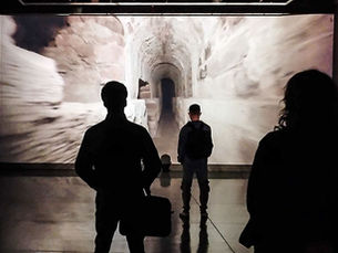 Katábasis, la obra del ganador del XII Premio Luis Caballero, transforma la Galería Santa Fe en un portal hacia el subsuelo colombiano. Bajo la dirección del artista Mauricio Carmona, esta instalación inmersiva invita al espectador a cuestionar la superficie habitada y a redescubrir los misterios acuáticos que fluyen bajo el asfalto de Bogotá y Medellín.