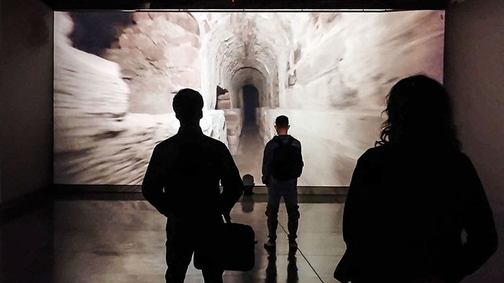 Katábasis, la obra del ganador del XII Premio Luis Caballero, transforma la Galería Santa Fe en un portal hacia el subsuelo colombiano. Bajo la dirección del artista Mauricio Carmona, esta instalación inmersiva invita al espectador a cuestionar la superficie habitada y a redescubrir los misterios acuáticos que fluyen bajo el asfalto de Bogotá y Medellín.
