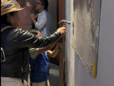 La artista Marilyn Boror Bor, de Guatemala, llegó al 47SNA luego de una larga gira por Japón y Barcelona. Algunas personas se unieron a su 'performance' en Popayán, durante el 47SNA.