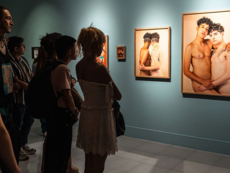 El Museo de Antioquia presenta una exposición que cuestiona la relación de la sociedad con las personas Lgbtiq+ y su representación en el museo y lo académico. 