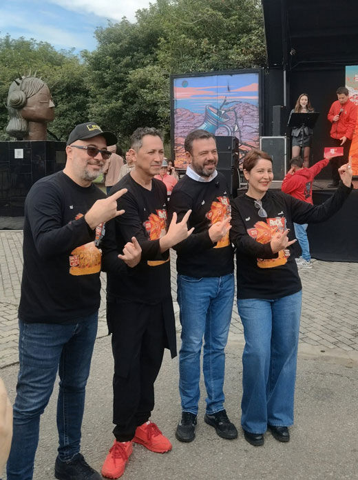 Santiago Trujillo, Secretario de cultura; Rafael Melo – 'Maquiamelo'; Carlos Fernando Galán, alcalde de la ciudad, y María Claudia Parias, directora del Idartes /Óscar Silva -ARTERIA