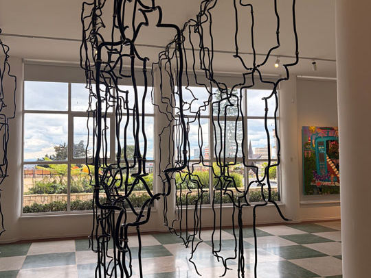 Trece artistas colombianos reflexionan sobre lo inmaterial en su proceso creativo, inspirados en Kandinsky. La exposición está en la Universidad de la Salle