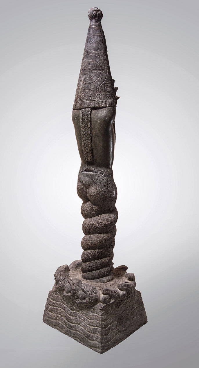 La escultura tallada en granito checoslovaco en 1925 por el colombiano Rómulo Rozo, que ahora se exhibe en la Bienal de Venecia, dentro de la propuesta de su curador Adriano Pedrosa quien, a propósito, es parte del comité artístico del Malba, encontró lugar al parecer permanente en la capital argentina. Ello luego de que deambuló por varios lugares del mundo, en unas ocasiones exhibida con honores, como en la Feria Iberoamericana de Sevilla (España) en 1929; de que estuvo un tiempo en el consulado de Colombia en esa ciudad (en medio de una fuente), después de que “se le perdió el rastro”, fue partida, “encontrada”, exhibida, calcada; y tras dar su nombre a un movimiento de arte colombiano de principios del siglo pasado y a un proyecto artístico contemporáneo de la galería Espacio El Dorado, de donde salió para Malba (no sin antes otro pequeño recorrido por Europa) El galerista, editor y artista Carlos Salas, hace varios años tuvo que ver con la restauración de la obra y posterior venta a su anterior propietario, José Darío Gutiérrez, fundador del Espacio el Dorado, en Bogotá. Invitado a Otro Día Más, de ARTERIA, Salas opina que la pieza dista de ser una obra que evoca solamente un arte indigenista, como ha sido valorada por distintas personas y especialistas, y muestra que tiene aspectos coloniales, orientales e, incluso, símbolos masónicos. Vale decir que en una conversación anterior en el mismo podcast, Gutiérrez ya había señalado algunas de sus características que apuntaban a un arte oriental. Salas es partidario de que evoca un arte del Medio Oriente. También advierte que la pieza había sido partida en dos de una manera que mostraría un ataque y no un accidente, por cuanto, en su opinión, la pieza había sido creada por Rozo para resistir el paso del tiempo. Según comenta, la manera en que fue partida hace recordar los ataques que ciertos objetos y símbolos masónicos eran atacados en el pasado por detractores de esa organización A pesar de la falta de reconocimiento posterior a su aparición, cuando el movimiento Bachué fue sepultado por la crítica de Marta Traba, a partir de los 60 (y con él la obra) la pieza ha ido reflotando en este siglo con distintas interpretaciones que han llevado a tesis de grado, y textos de críticos como Christian Padilla y Álvaro Medina. De hecho Salas destaca esta característica de la obra que no solo la ubica dentro del arte moderno, por pertenecer a una época sino dentro del arte contemporáneo en la medida de que ha generado un sinnúmero de conceptualizaciones alrededor de ella, que es una de las características del arte contemporáneo. Salas, con permiso de Gutiérrez, hizo un calco de la Bachué, y es lo que queda en Colombia (estuvo en Londres) pues aunque el primero hace años ofreció la pieza de Rozo al Museo Nacional de Colombia y al Banco de la República ninguna de las dos instituciones mostró interés. Ahora está el Malba que en su breve anuncio de la adquisición de la obra dijo: “Eduardo F. Constantini dio a conocer su última adquisición. Se trata de la escultura Bachué (1925) del artista indoamericano Rómulo Rozo, una de las principales obras fundadoras del modernismo colombiano.