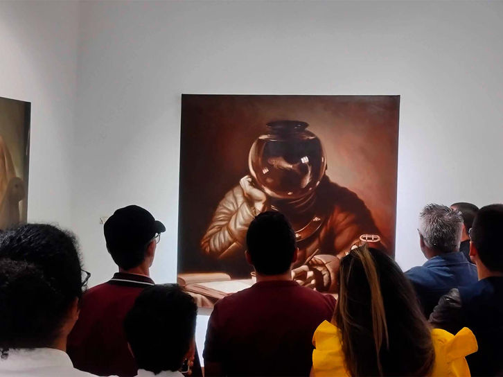 La galería Hacienda Castilla inauguró la exposición ‘Elogio de la sombra’, del pintor cartagüeño Jorge Tamayo. Personas de Pereira y de diferentes ciudades del Eje Cafetero buscaban espacio en las tres salas que dispuso la galería para apreciar lo que parecía una novedad en el sector, un pintor de penumbras surreales. 