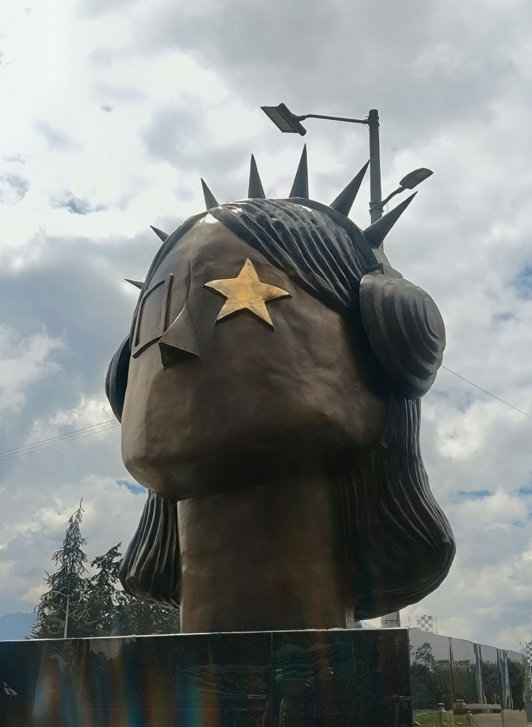 'Rockera' es la obra de 'Maquiamelo' que honra los 30 años de Rock al Parque. El artista suele hacer arte utilizando cabezas. - ARTERIA