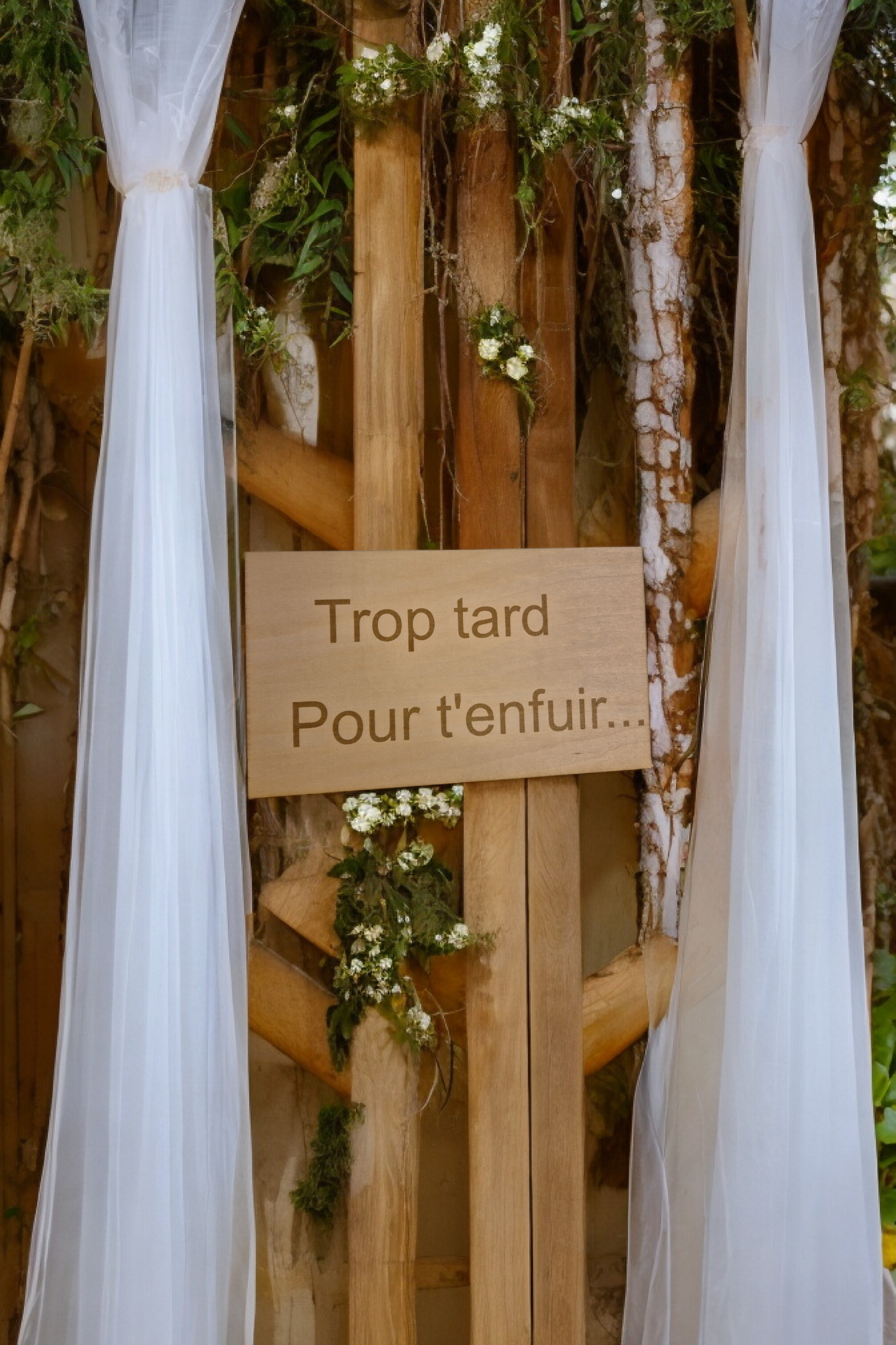 Pancarte " Trop tard pour t'enfuir"