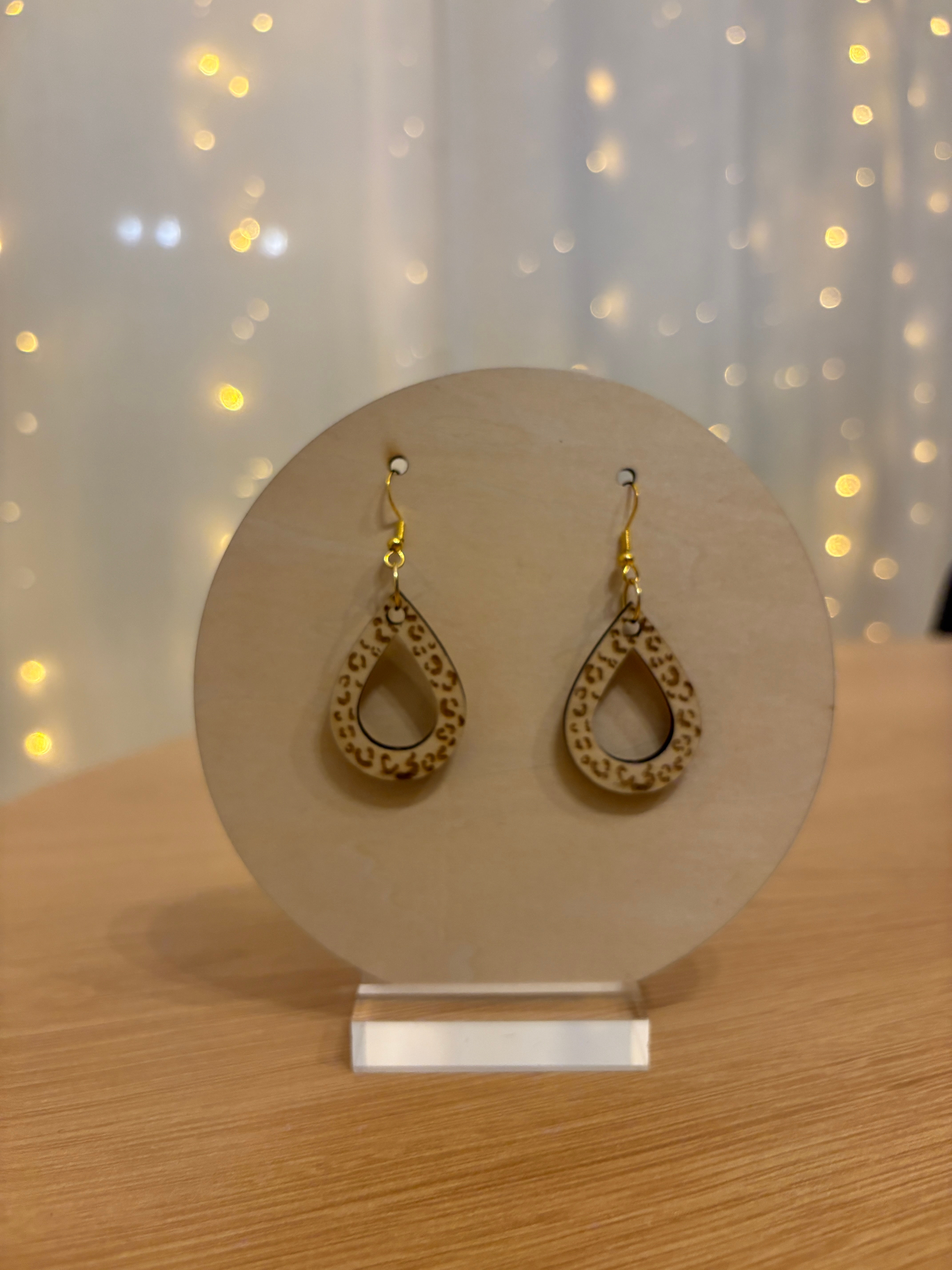 Boucles d’oreilles Gaïa - Goutte Léopard en bois – création artisanale 🐆✨