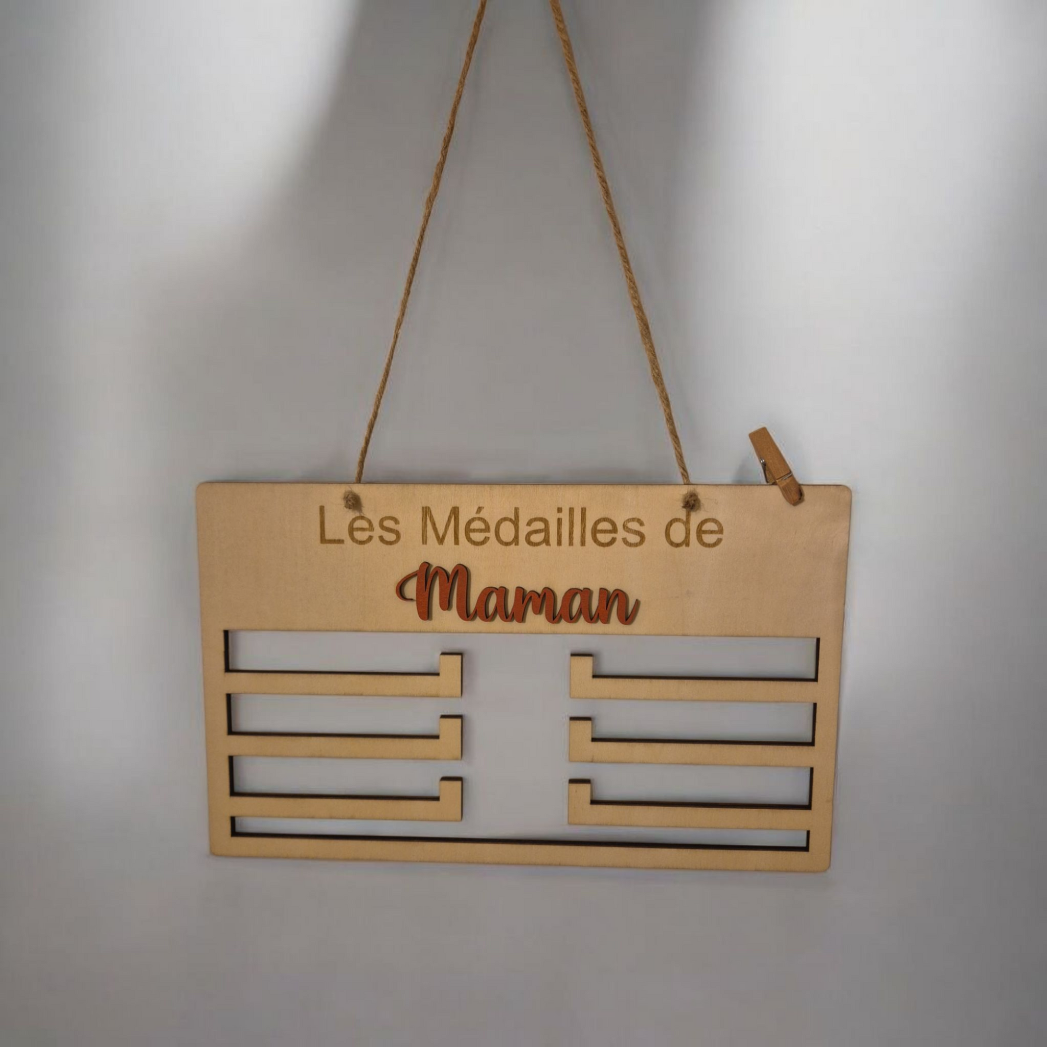 Porte Médailles en bois en relief
