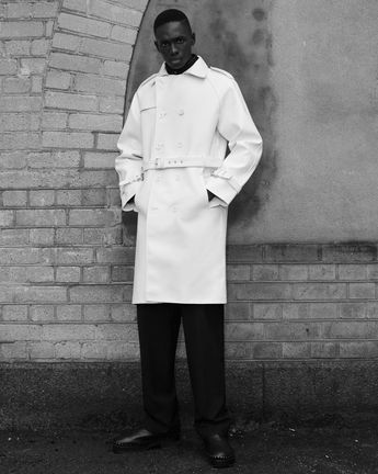 Full body image white coat – Amanda Ljungkvist, stylist, Jungle Magazine