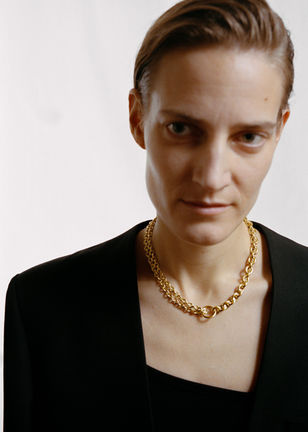 Woman with black clothes and a gold chain – Amanda Ljungkvist, stylist, All Blues