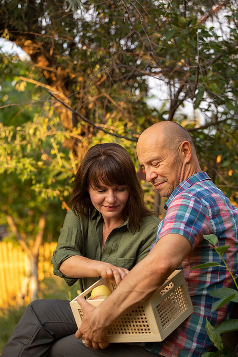 medium-shot-couple-living-farmhouse.jpg
