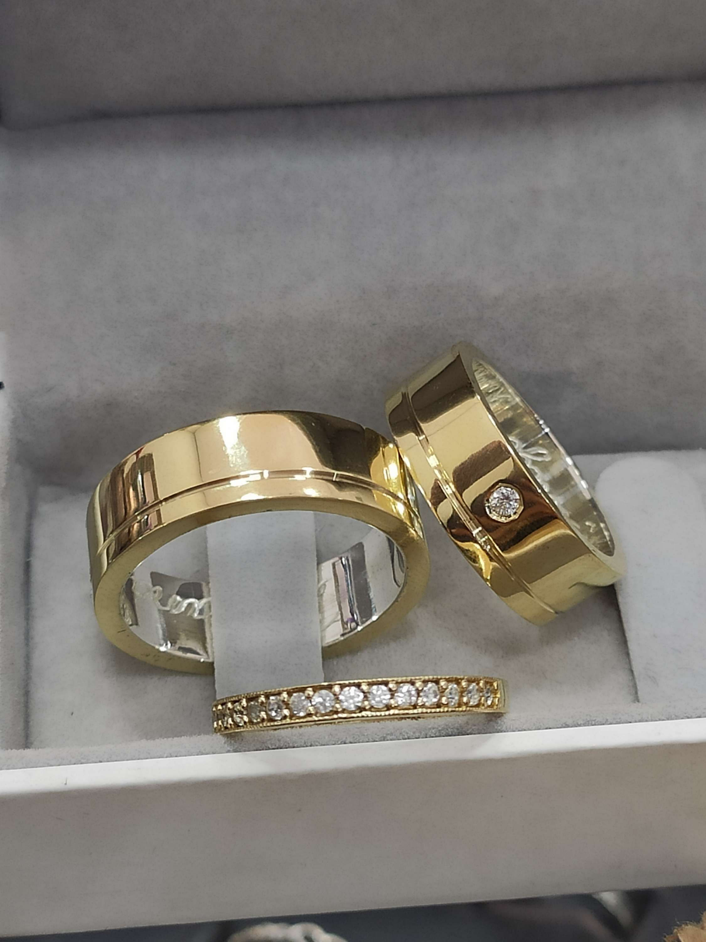 Par alianças moeda antiga com aparador 