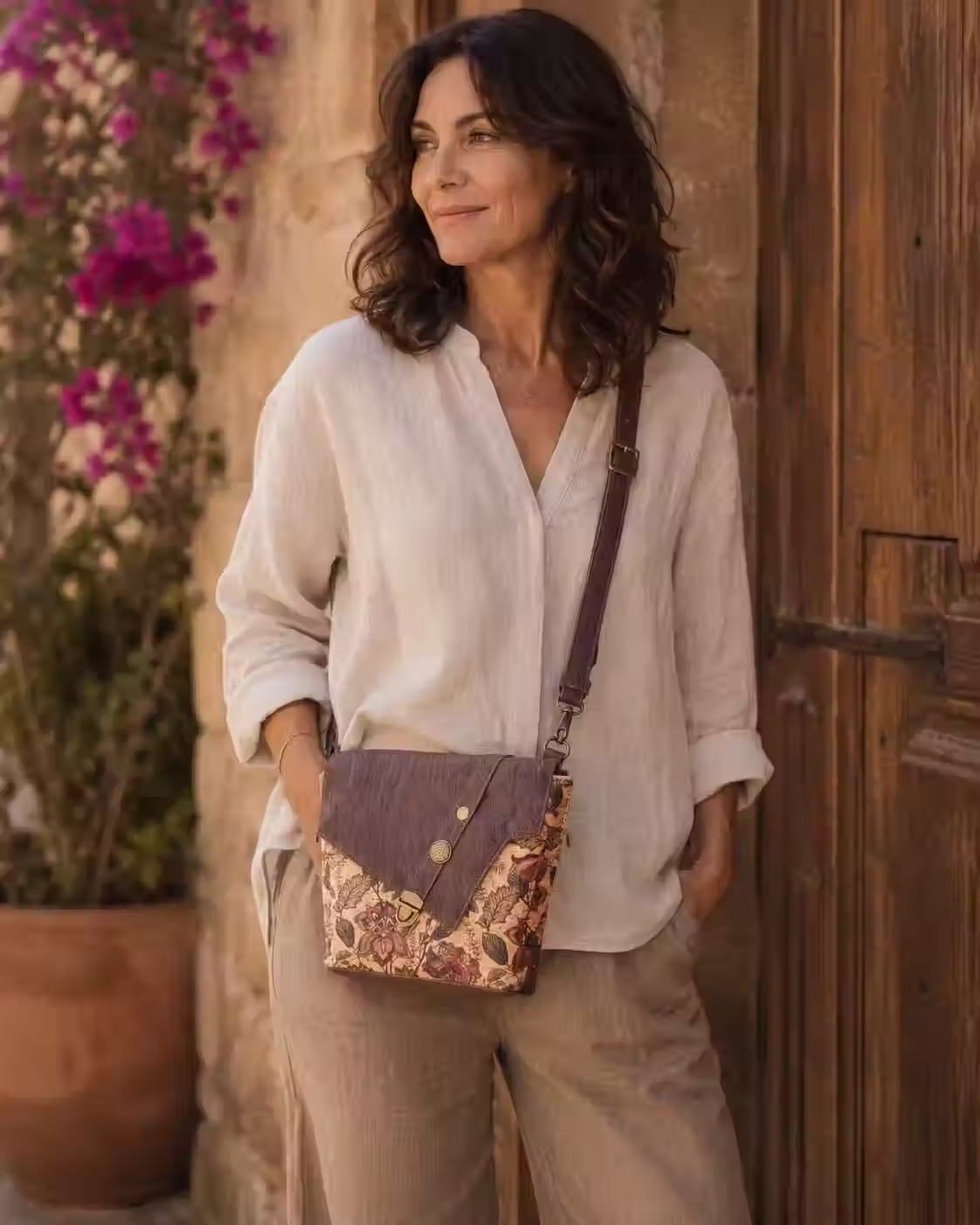 Crossbody tas van kurk Florina gedragen