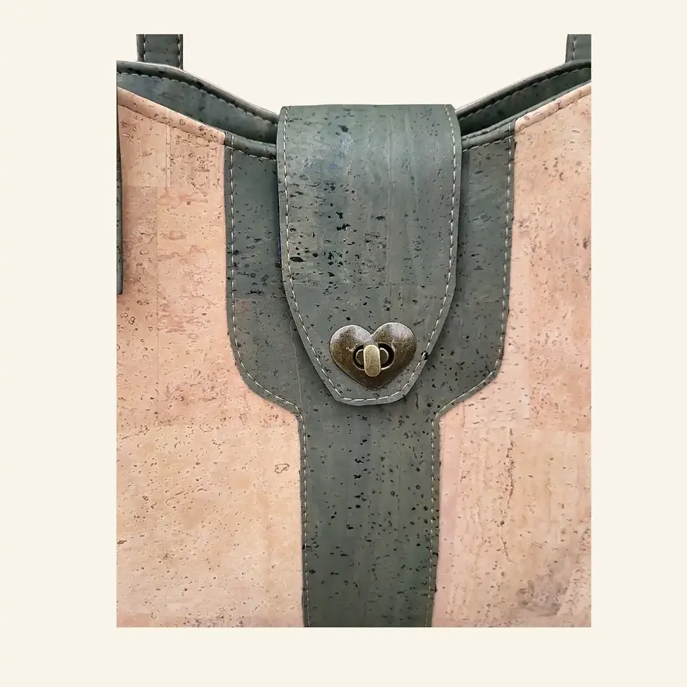 Thumbnail: Schoudertas van naturel kurk met groene accenten detail sluiting