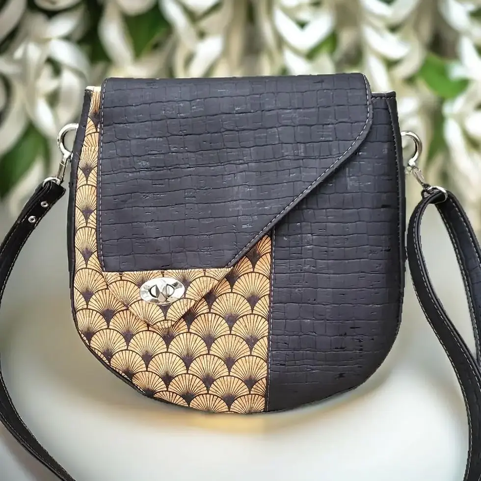 Schoudertas zwart kurk met waaiermotief op een witte tafel