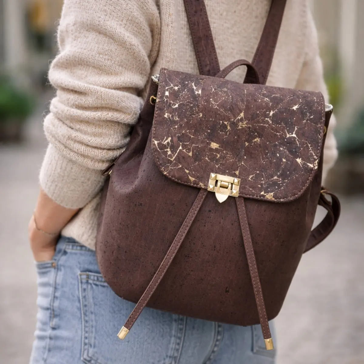 Bruine rugtas met gouden accenten