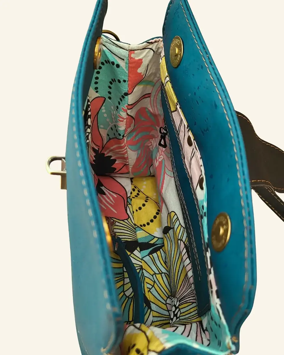 Thumbnail: kurk crossbody tas turquoise op een tafel binnenkant