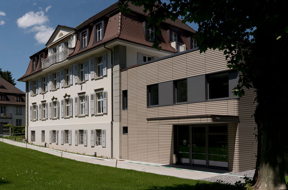 Anbau mit hinterlüfteter Holzfassade an Deutsche Botschaft in Muri b. Bern