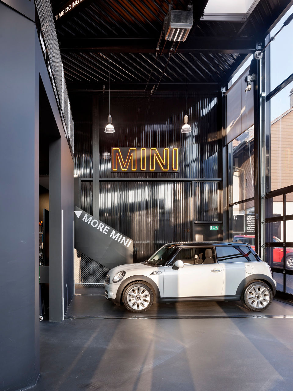 Innenansicht des Showrooms der Mini Garage in Gümligen