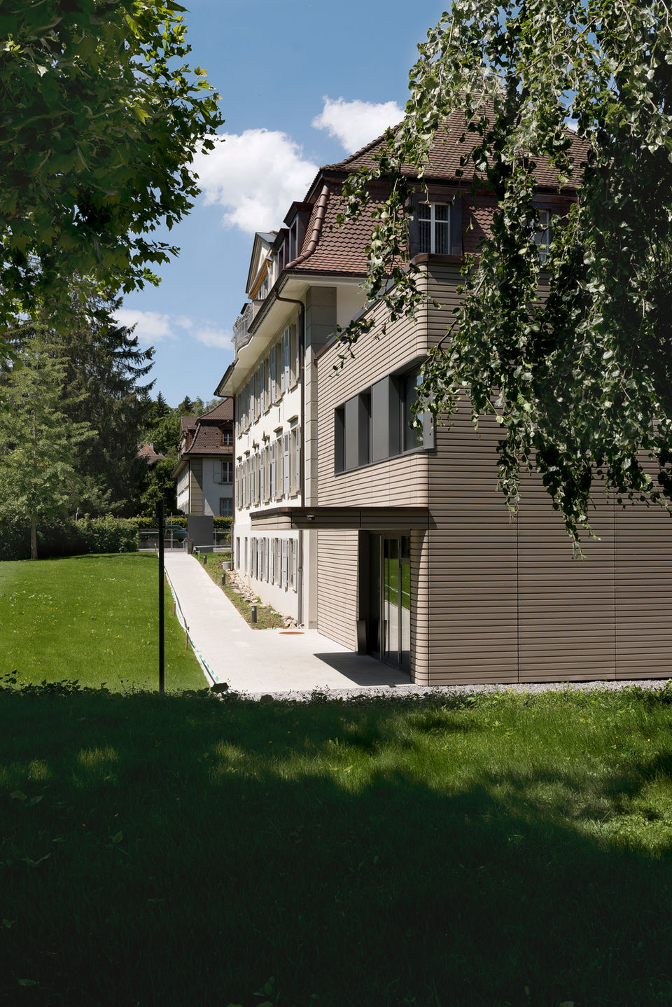 Anbau mit hinterlüfteter Holzfassade an Deutsche Botschaft in Muri b. Bern