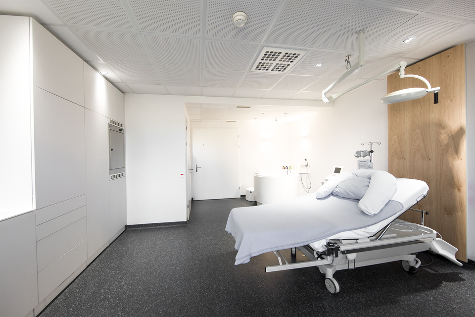 Gebärsaal von Geburtenabteilung in Engeriedspital Bern mit moderner Möblierung