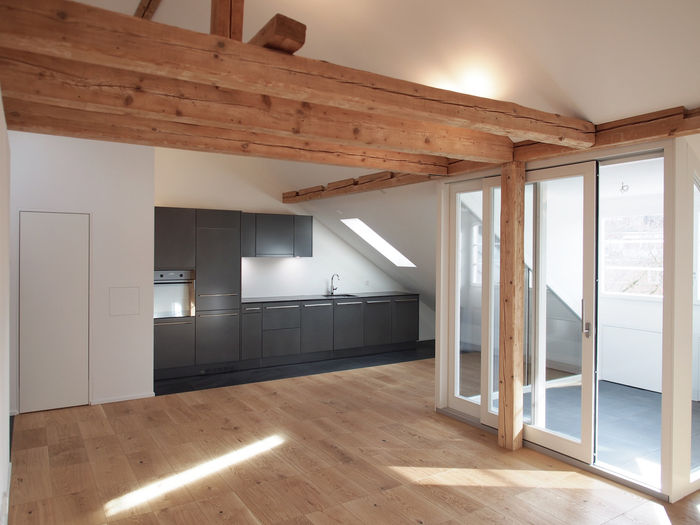 Moderne Dachwohnung in Mehrfamilienhaus Gotthelfstrasse Bern von Stucki Architekten SIA AG