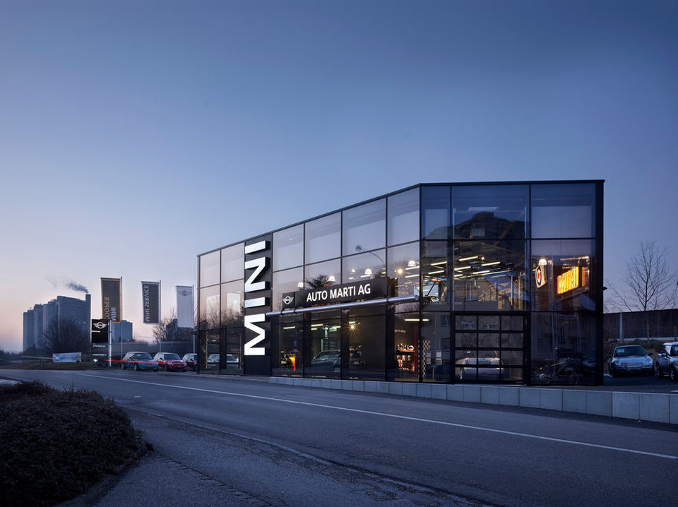 Glasfassade der Mini Garage in Gümligen bei Nacht