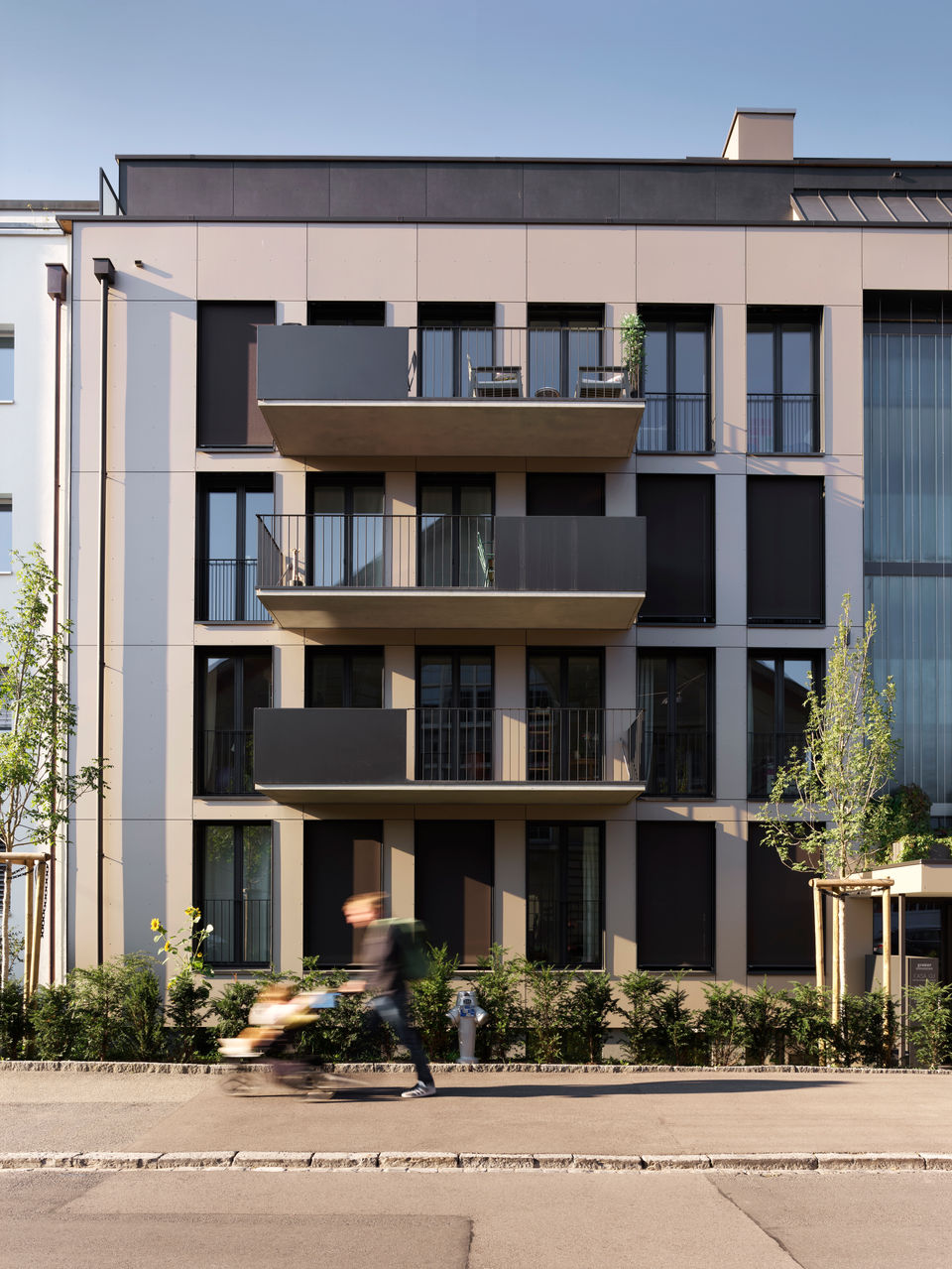 Hochwertige hinterlüftete Fassade mit filigranen Balkonen Kernsanierung Mehrfamilienhaus im Breitenrein Bern von Stucki Architekten SIA AG