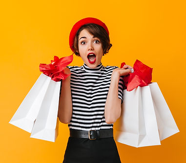 choque-jolie-femme-posant-apres-shopping.jpg
