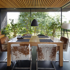 Une salle à dîner avec grande fenêtre disponible chez VST - inspiration du manufacturier