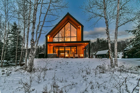 Maison design scandinave avec portes et fenêtres par VST au Canada