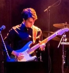 Kellerkinder band Konstantin an der Gitarre