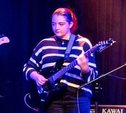 Kellerkinder band Denise an der Gitarre