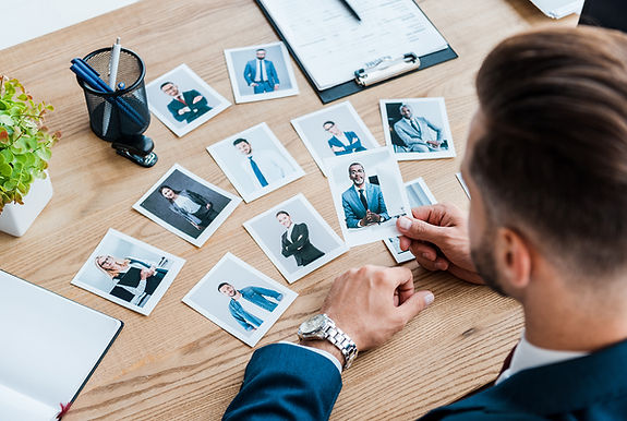 Consultant de Selfe Consulting qui choisit quel candidat recruter après avoir effectuer des entretiens