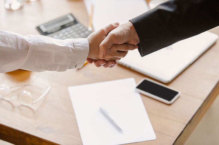 Consultant de Selfe Consulting serrant la main à un client