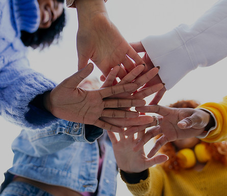 Equipe de Selfe Consulting joignant les mains