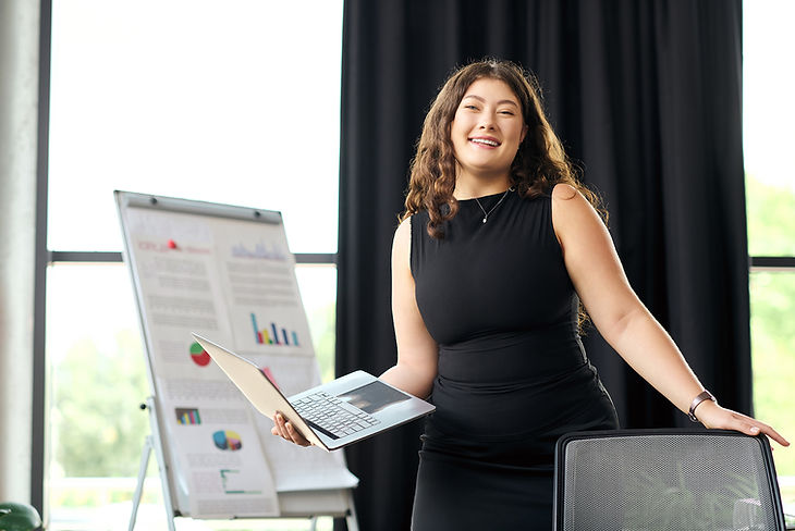 Jeune femme de Selfe Consulting dans son bureau présentant un tableau de statistiques