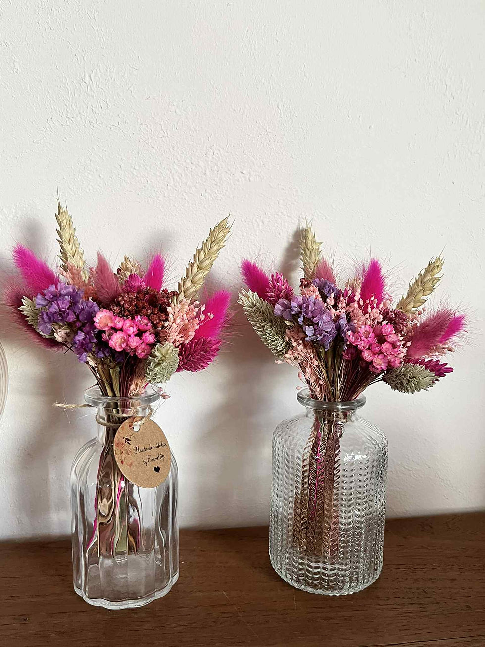 Thumbnail: Vaas gevuld met droogbloemen