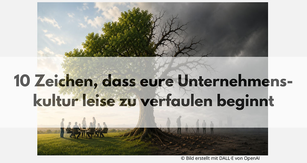 Ein großer Baum steht zentral im Bild und ist deutlich in zwei Hälften geteilt. Die linke Seite ist dicht belaubt, grün und von warmem Sonnenlicht durchflutet. Darunter sitzt eine Gruppe von Menschen an einem Tisch, sie wirken im Gespräch und zugewandt. Die rechte Seite des Baums ist kahl und abgestorben, die Äste ragen dunkel in einen grauen, wolkenverhangenen Himmel. Am Boden ist die Landschaft trocken und rissig, mehrere Personen stehen verteilt und wirken isoliert und in sich gekehrt. Im Hintergrund ist schemenhaft eine Stadt zu erkennen, die von der düsteren Atmosphäre überlagert wird.