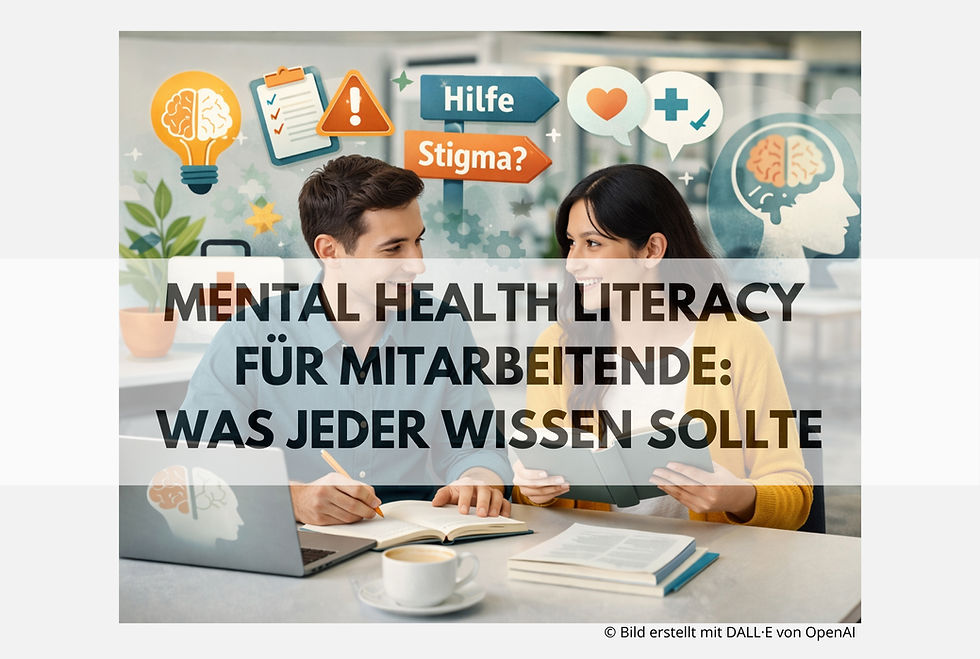 Zwei erwachsene Personen sitzen in einem modernen Büro an einem Tisch und lernen gemeinsam. Eine Person schreibt in ein Notizbuch, die andere hält ein Buch in der Hand. Auf dem Tisch stehen ein Laptop, Bücher und eine Kaffeetasse. Im Hintergrund sind grafische Symbole zu sehen, darunter ein Gehirn, eine Glühbirne, ein Erste-Hilfe-Zeichen sowie Hinweise auf Unterstützung und Stigmatisierung. Das Bild vermittelt Lernen, Austausch und den Umgang mit mentaler Gesundheit im Arbeitskontext.