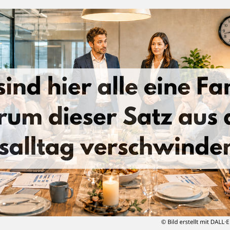 Helles, modernes Büro mit langem Holztisch, der gleichzeitig wie ein Konferenztisch und ein familiärer Esstisch wirkt. Zwei professionell gekleidete Personen stehen am Kopfende und sprechen zur Runde. Am Tisch sitzen mehrere Mitarbeitende mit Laptops, Unterlagen, Diagrammen, Geschirr, Kerzen und Essen. Die meisten wirken erschöpft, skeptisch oder angespannt, eine Person blickt etwas freundlicher und offener. Rechts liegt ein hoher Stapel Akten mit einem Tablet voller Benachrichtigungen. Das Bild visualisiert kritisch, wie der Satz „Wir sind hier alle eine Familie“ berufliche Grenzen, emotionale Erwartungen und Arbeitsdruck vermischen kann.