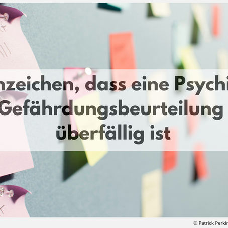 Grafik zu einem Blogartikel über die Psychische Gefährdungsbeurteilung. Im Hintergrund ist eine Pinnwand mit unscharfen bunten Notizzetteln zu sehen. Darüber liegt der Titel „10 Anzeichen, dass eine Psychische Gefährdungsbeurteilung überfällig ist“.