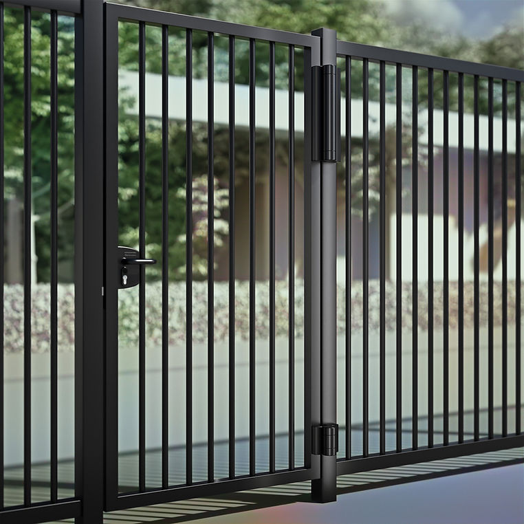 MAGNUS_ON GATE-1.jpg