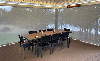 Toiles d'ombrage installées sur une pergola