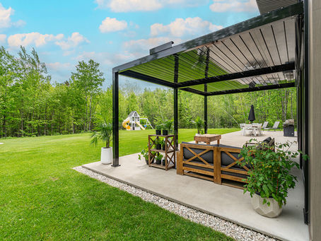 Vue globale d'une pergola noire