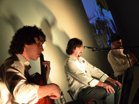 darcy penteado e outros dois musicos em show em são roque