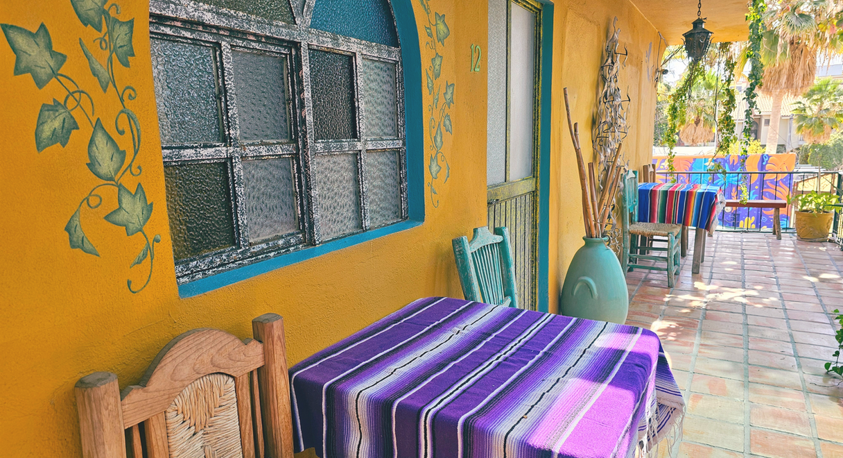 Cabo Inn Hotel: Colorful patio with table